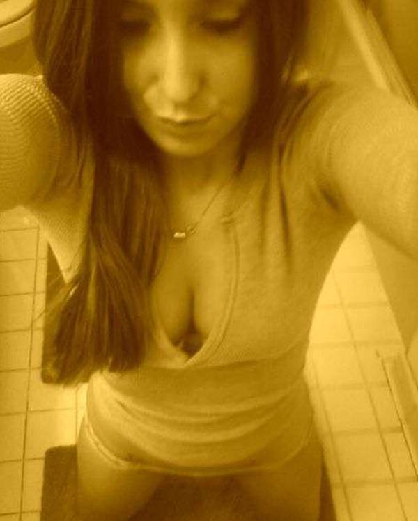 15P Pictures of pretty amateur teens self-shooting