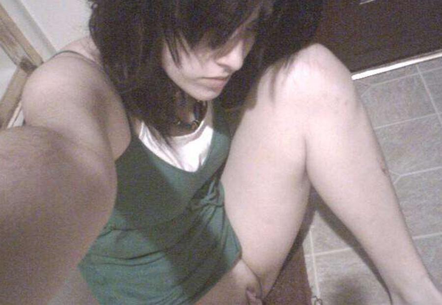 15P Naked Asian teen selfshooters