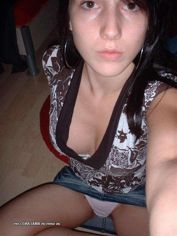 15P Nude babes with cameras