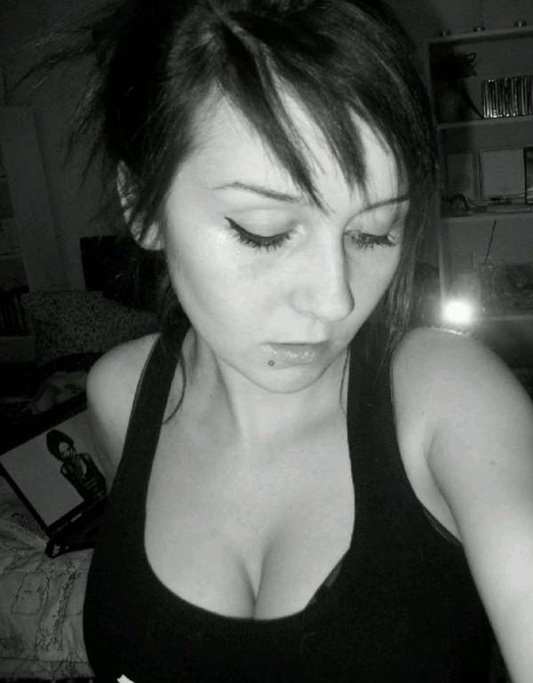15P Nude babes with cameras