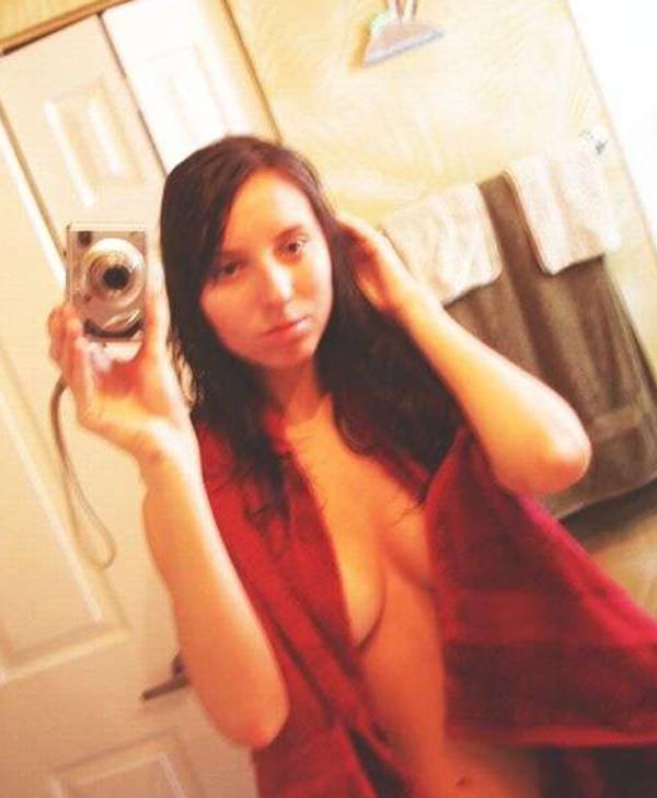 15P Nude babes with cameras