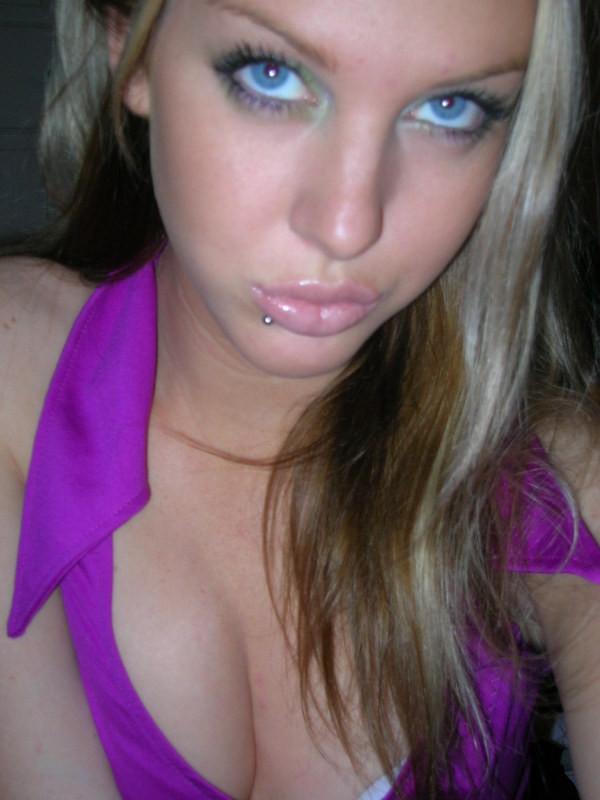 15P Nude babes with cameras