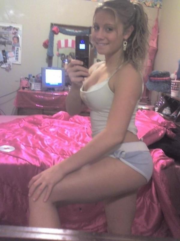 16P Pictures of an amateur hottie naked on her bed
