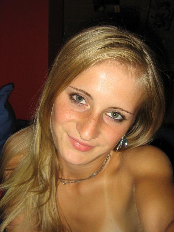 15P Pictures of Tracy getting kinky with her camera