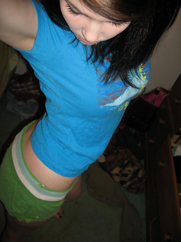 15P Pictures of Tracy getting kinky with her camera