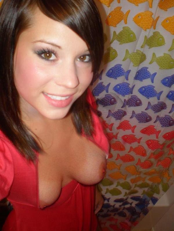 15P Pictures of lovely Maria posing and playing with her cam