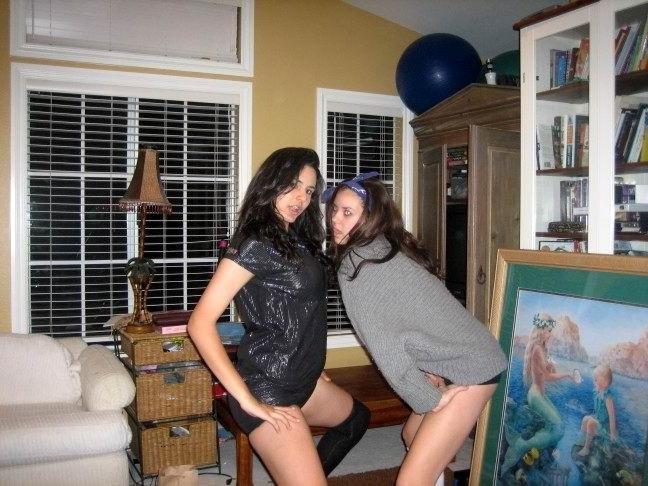 16P Sexy beach babes get naked
