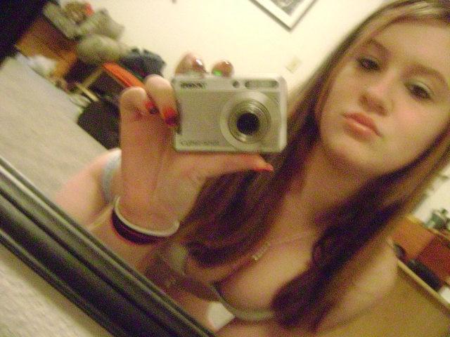 15P Nude babes with cameras