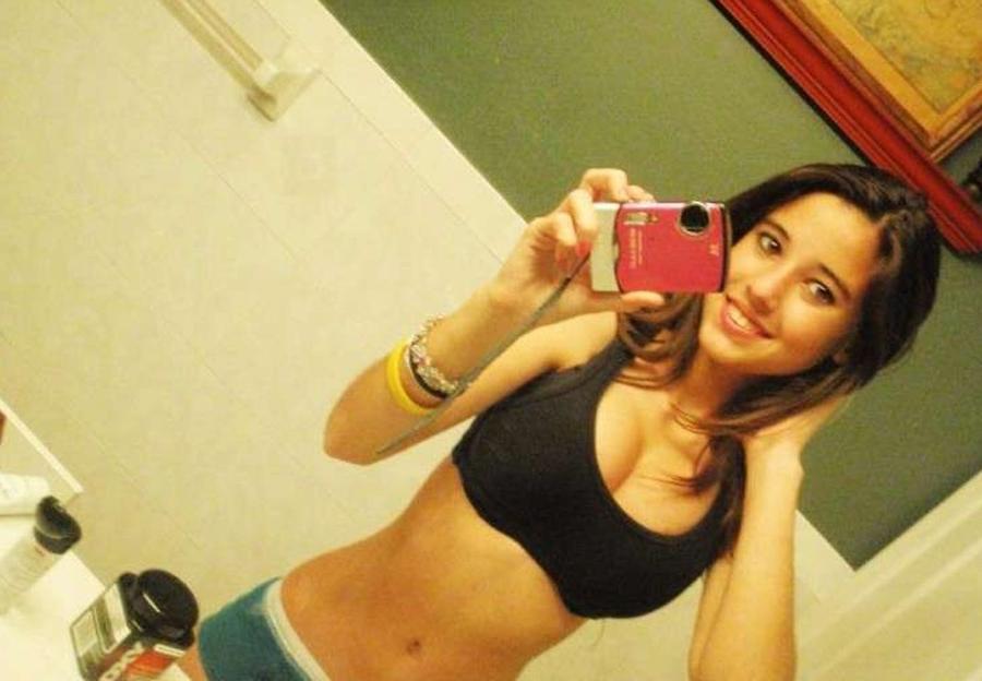 15P Nude babes with cameras