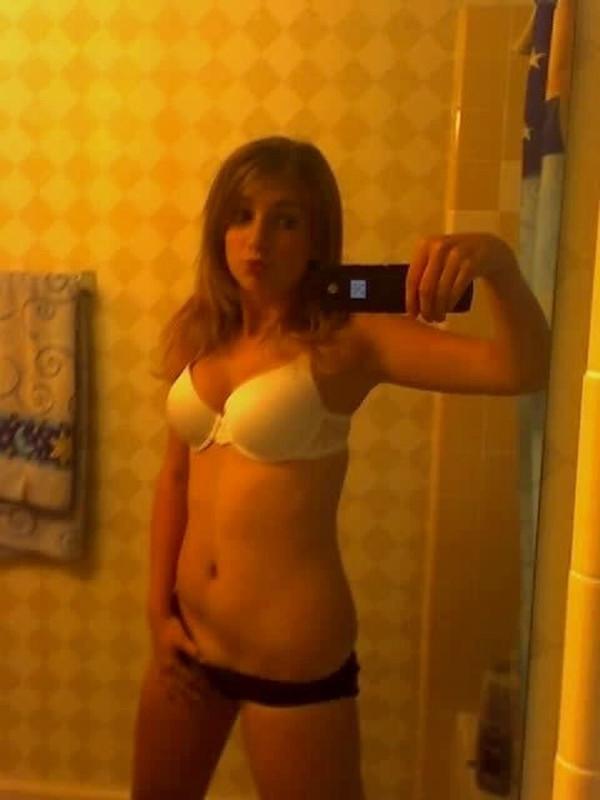 15P Selfshooting and pussy play on the bed