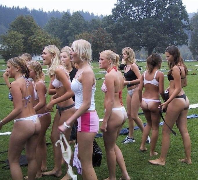 15P Picture gallery of topless chicks self-shooting