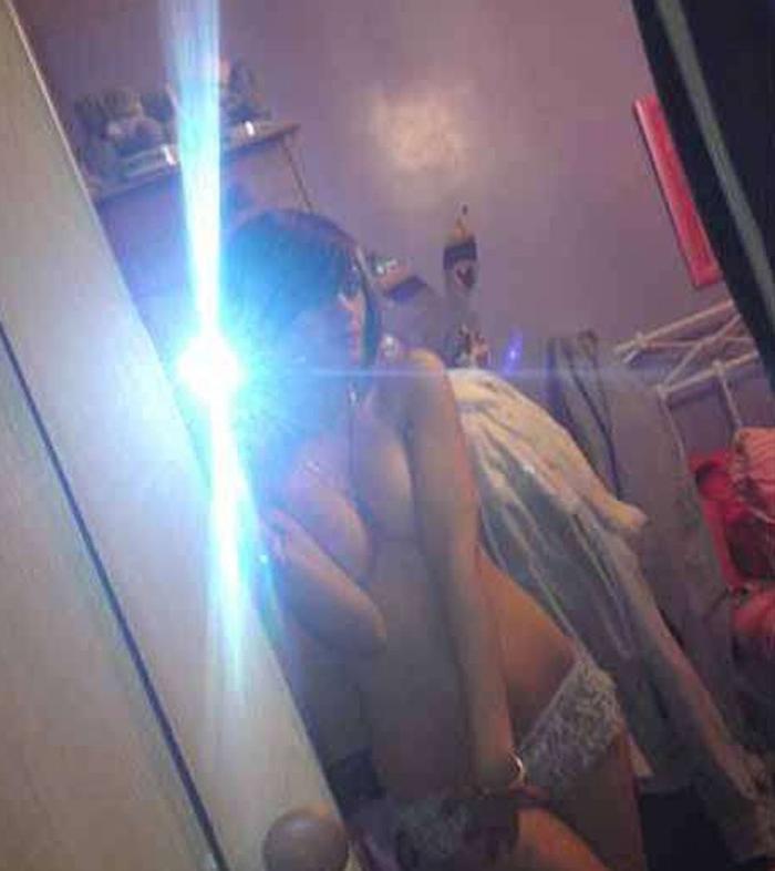 15P Picture gallery of topless chicks self-shooting