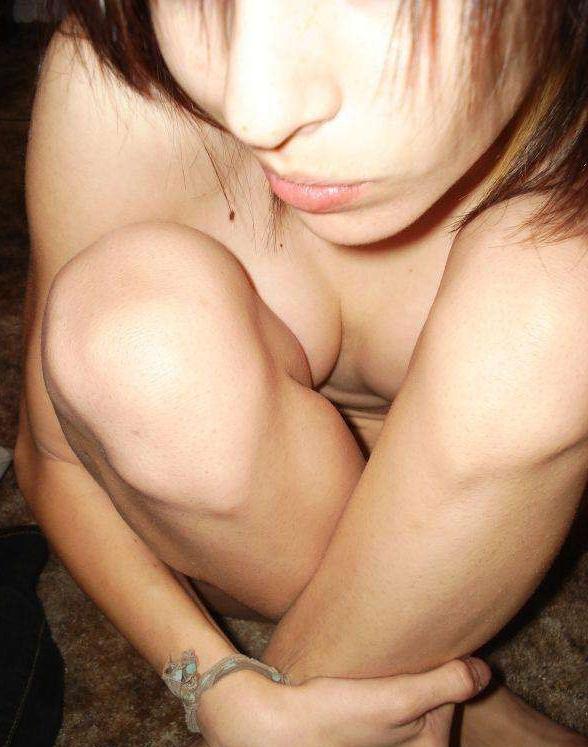 15P Picture gallery of topless chicks self-shooting