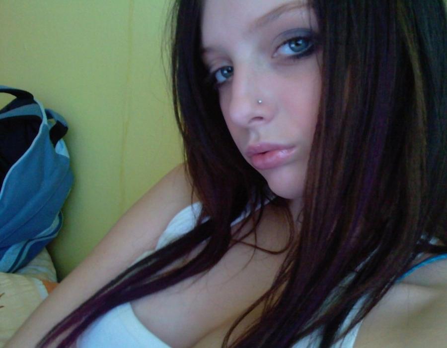 15P Pictures of gorgeous busty babes self-shooting