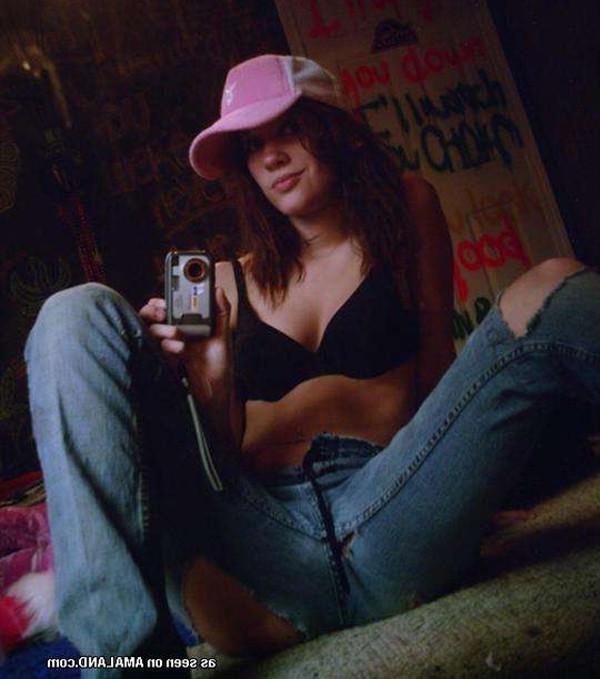 15P Pictures of gorgeous busty babes self-shooting
