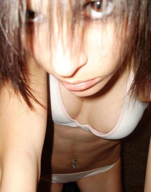 15P Pictures of pretty amateur teens self-shooting