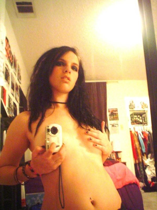 15P Pictures of Tracy getting kinky with her camera