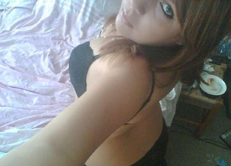 15P Pictures of babes camwhoring for their flings