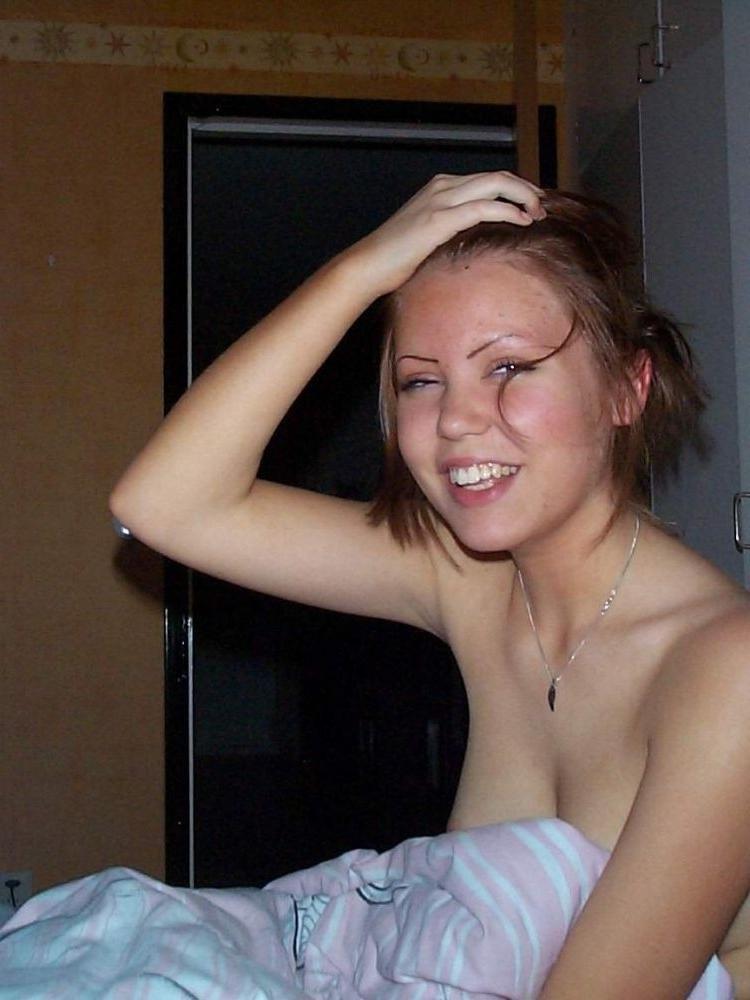 16P Hot naked babes making good use of their camera phones