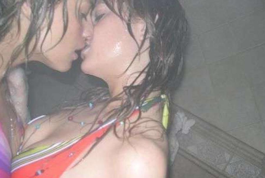 16P Busty and sexy girlfriends in secret asmateur photo shoots