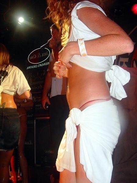 16P Hot naked babes making good use of their camera phones