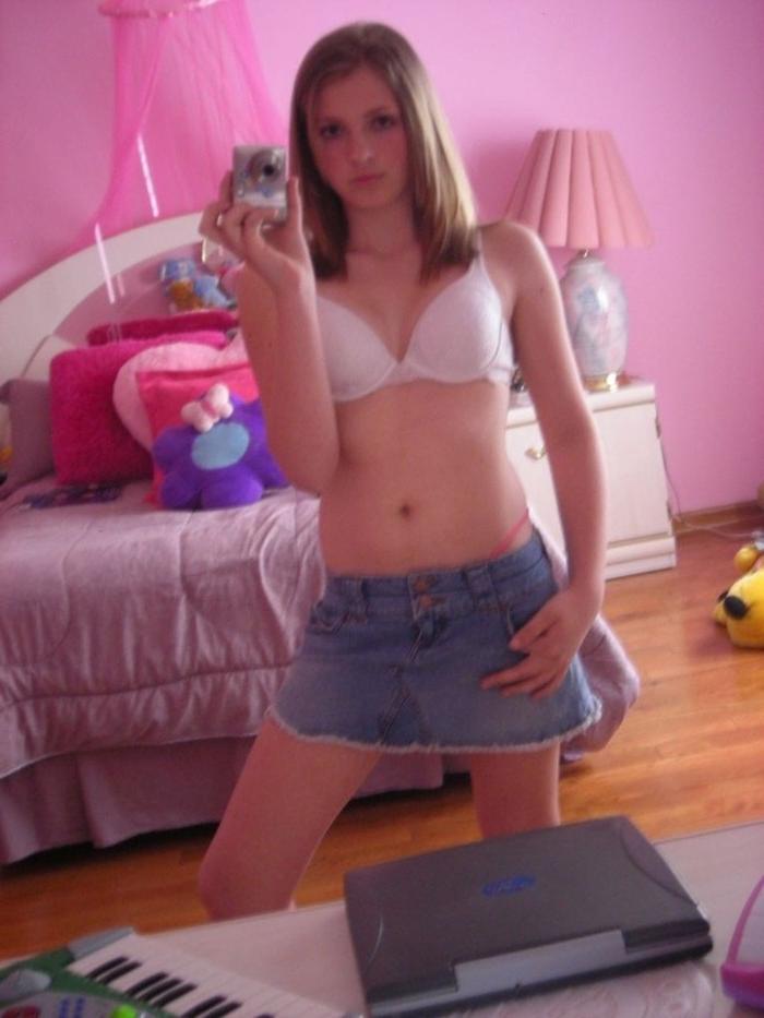 15P Photo set of busty self-shooting babes
