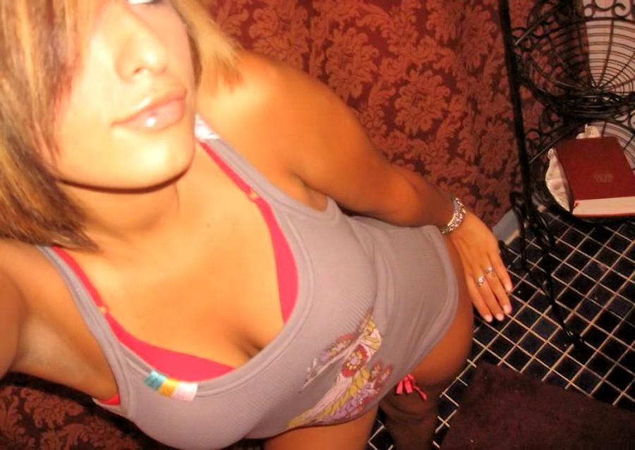 15P Pictures of pretty amateur teens self-shooting