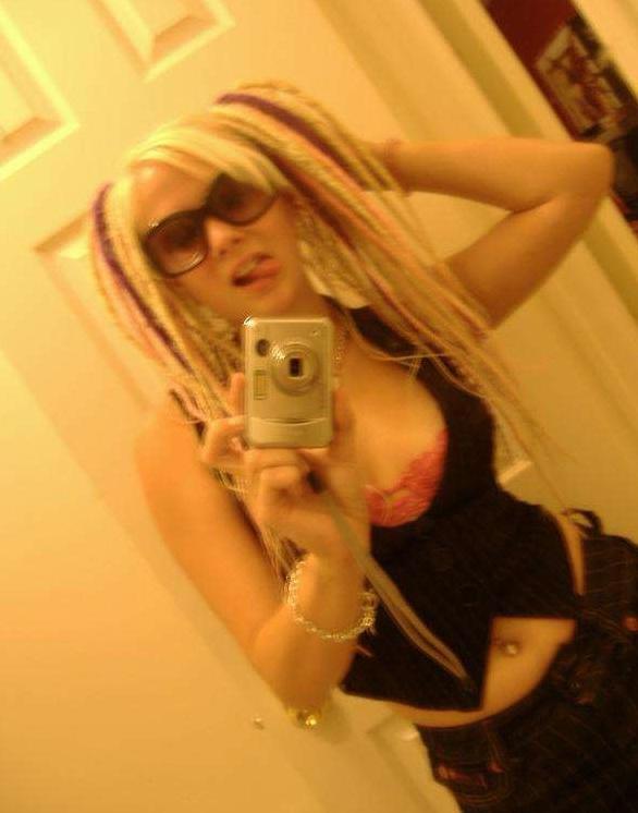 15P Pictures of pretty amateur teens self-shooting