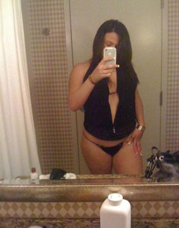 15P Pictures of babes camwhoring for their flings