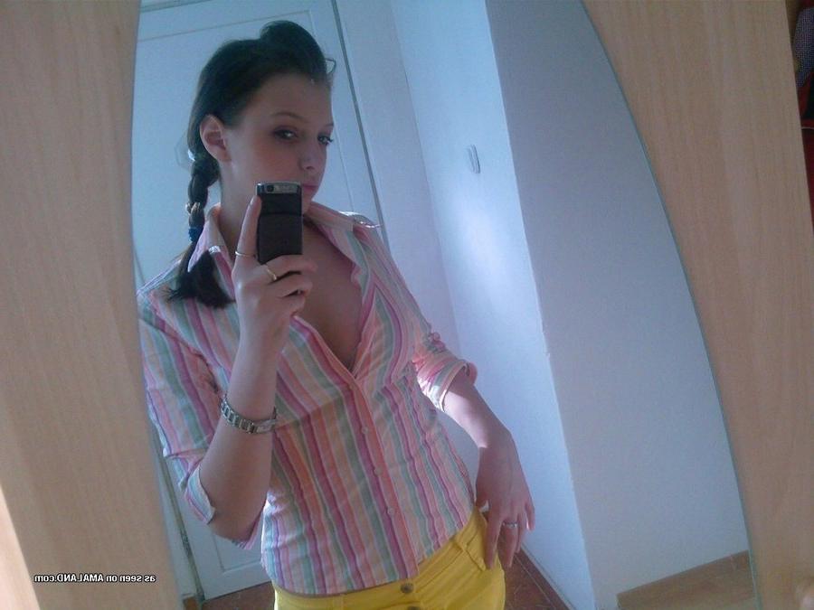 15P Pictures of babes camwhoring for their flings