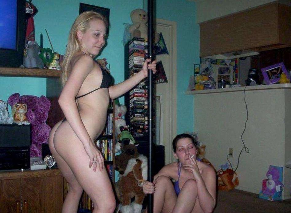16P Hot naked babes making good use of their camera phones