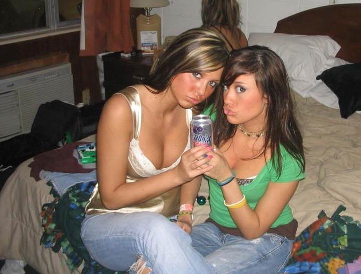 16P Fresh amateur girls flashing perky tits and shaved pussies