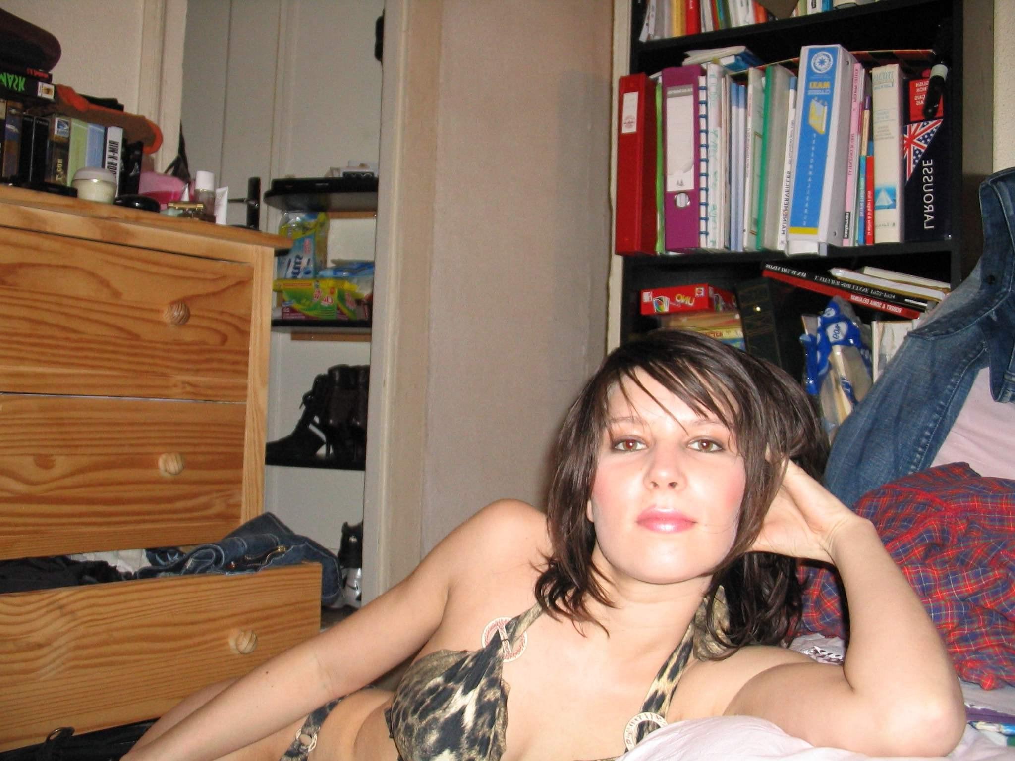 16P Hot photos of sexy brunette amateurs