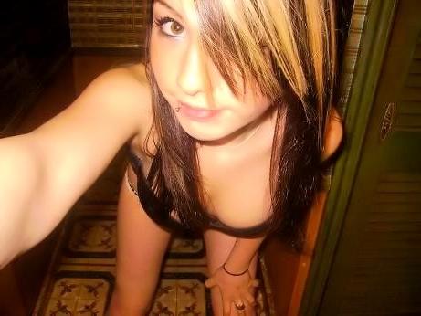 16P Hot naked babes making good use of their camera phones