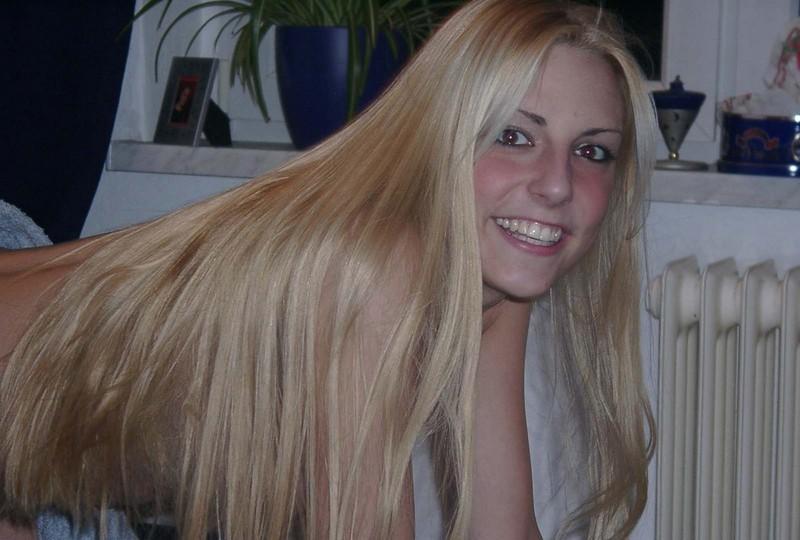 16P Blonde chick gets down and dirty