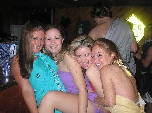 16P Hot naked babes making good use of their camera phones
