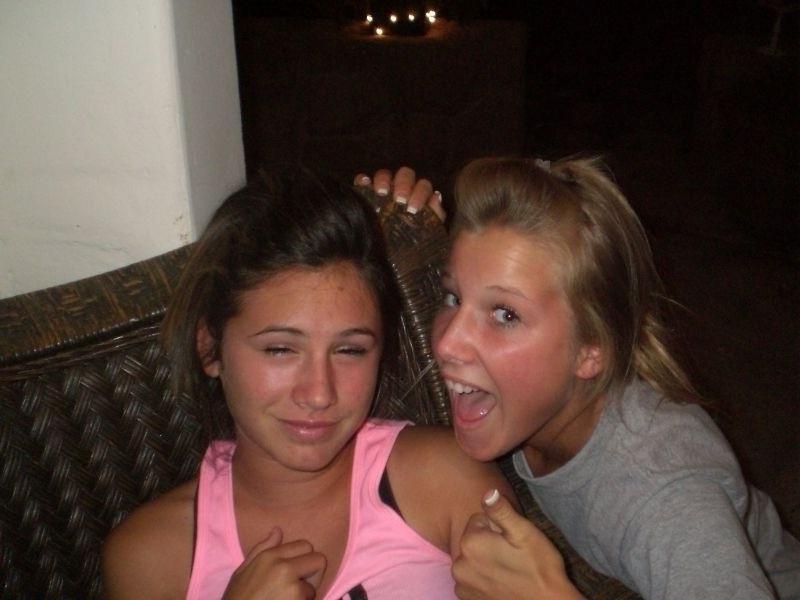 16P Hot naked babes making good use of their camera phones
