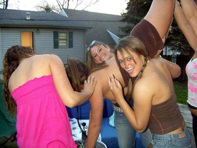16P Hot naked babes making good use of their camera phones
