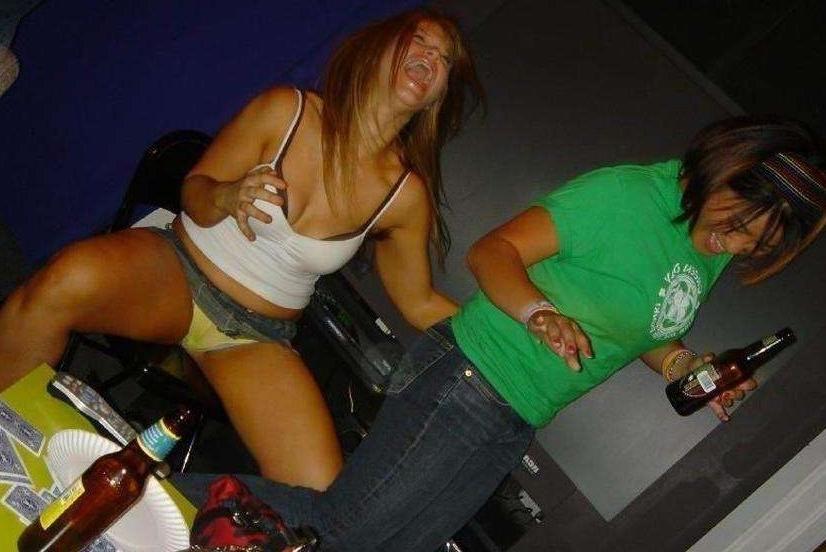 16P Hot naked babes making good use of their camera phones