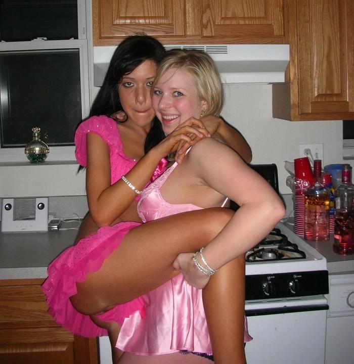 16P Hot naked babes making good use of their camera phones