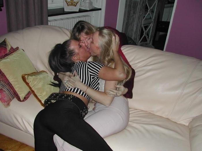 16P Fresh amateur girls flashing perky tits and shaved pussies