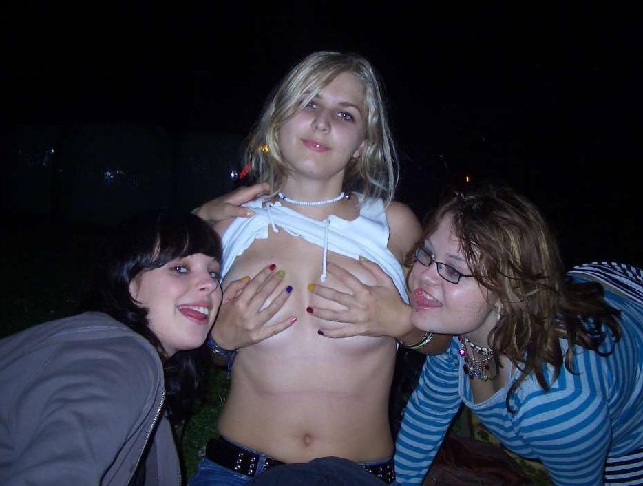 16P Hot naked babes making good use of their camera phones