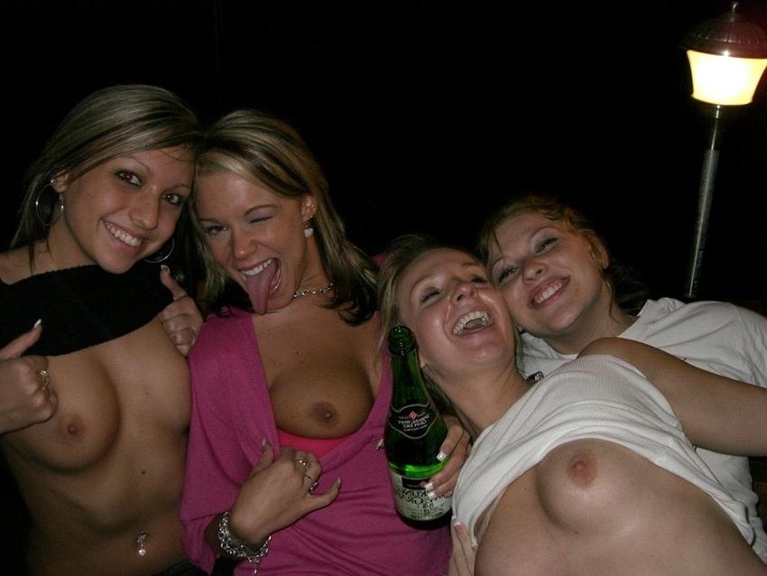 16P Hot naked babes making good use of their camera phones