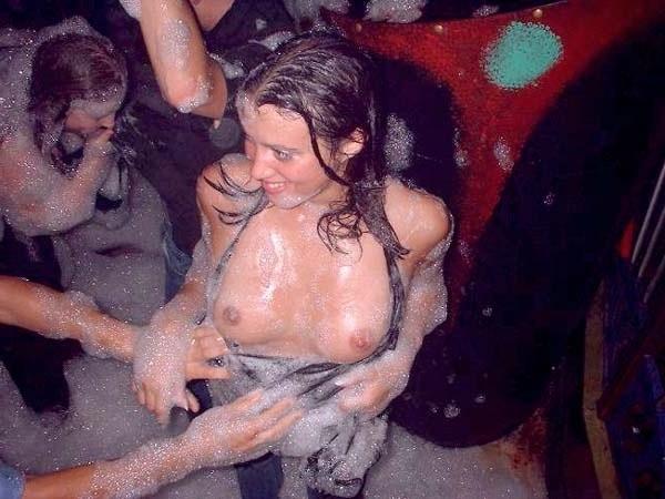 16P Hot naked babes making good use of their camera phones