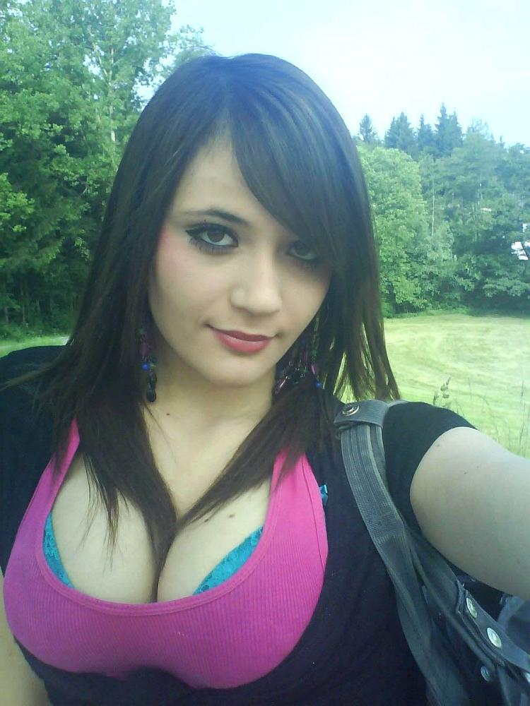 16P Bootylicious babes showing off their wares