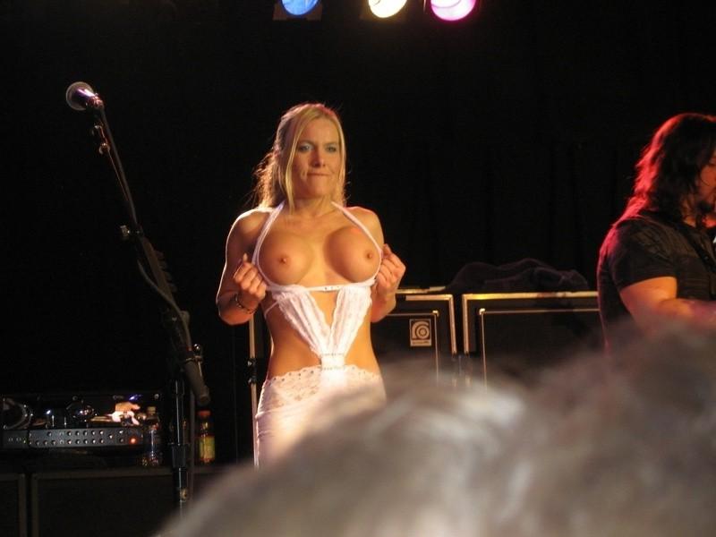 16P Hot naked babes making good use of their camera phones
