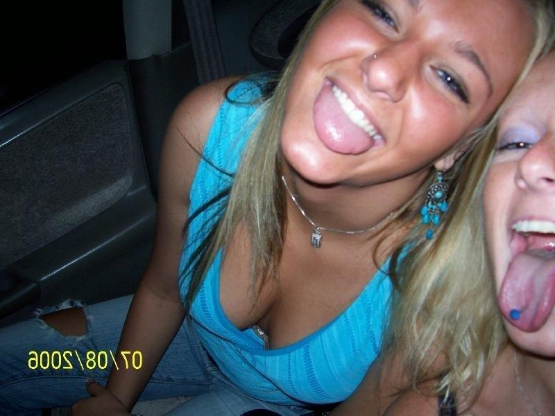 16P Hot naked babes making good use of their camera phones