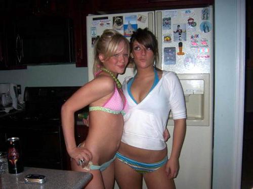 16P Amateur babes showing their smooth cunts only for you