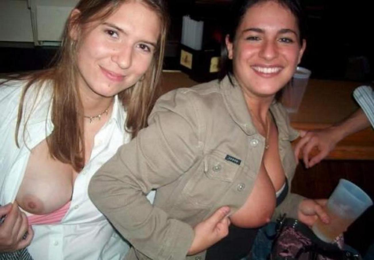 16P Hot naked babes making good use of their camera phones