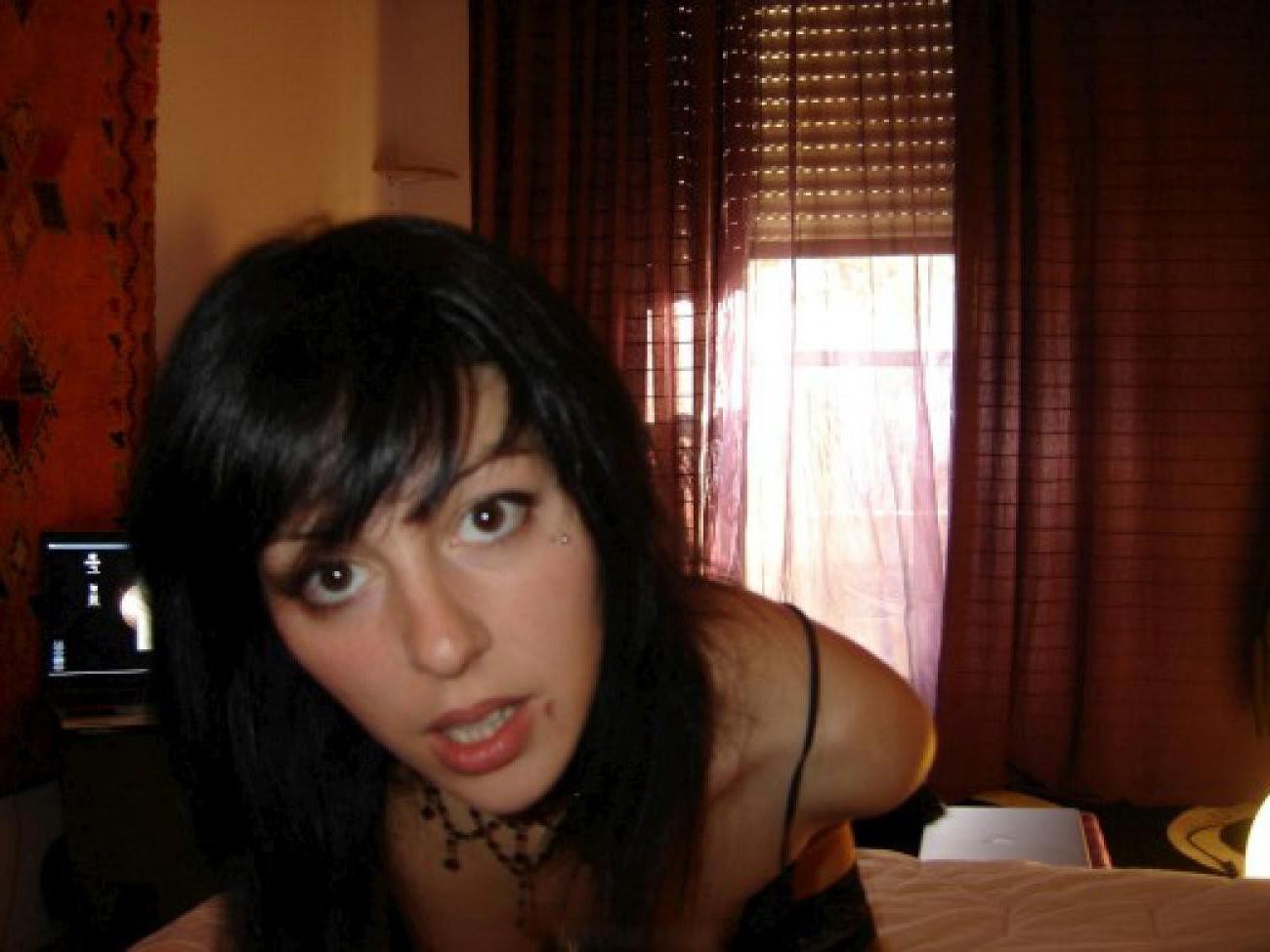 16P Brunette playing with pussy using a vagina sucking-toy